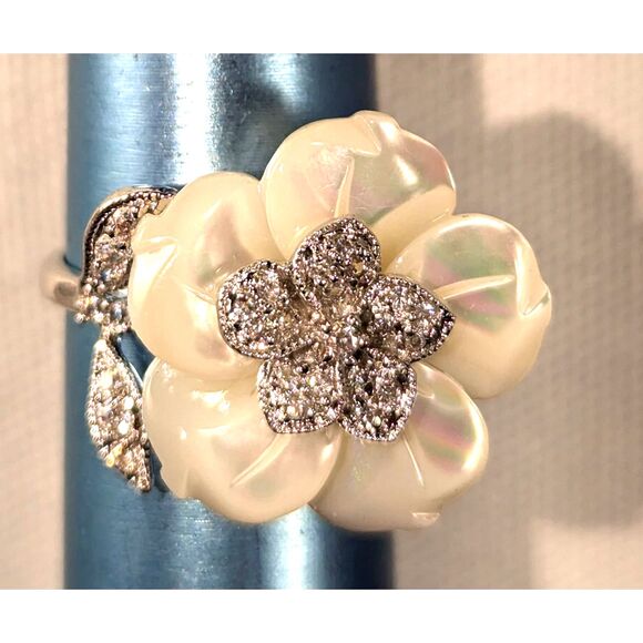 White Pearlescent Petals Rhinestone Center and Petal Ring Size 7.25 - Picture 3 of 10